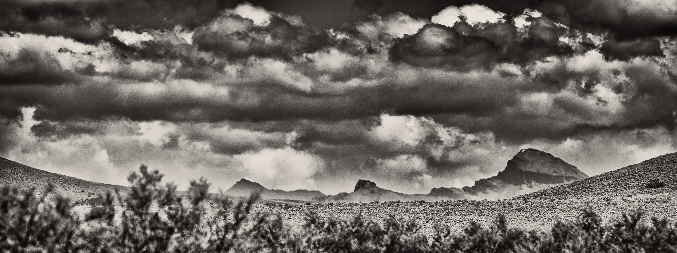Cielo tormentoso sobre cerros patagónicos, fotografía en blanco y negro de Patricio Rodríguez